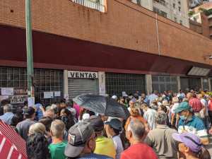 Votantes denuncian confusión tras haber sido cerrado el centro de votación Colegio San José de Tarbes en la Candelaria (Imágenes)