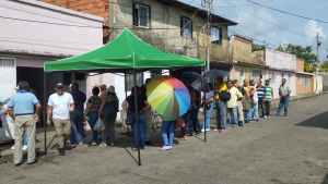En Monagas, la gente en cola para votar pese a la presencia de colectivos chavistas y funcionarios del Sebin