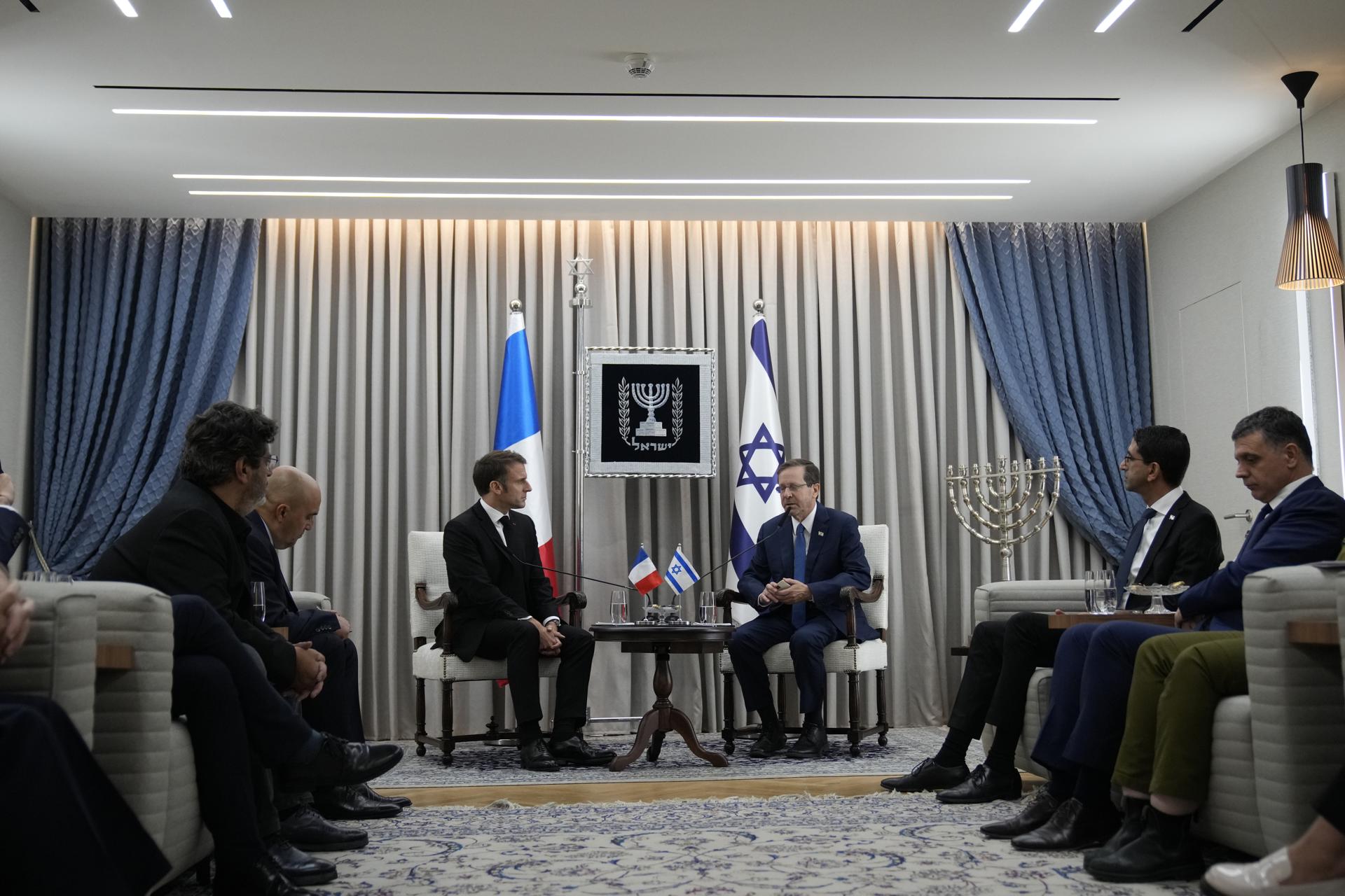 Macron en Israel: La primera meta debe ser “la liberación de todos los rehenes” de Hamás