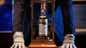 Una botella de whisky de hace casi un siglo alcanzó un precio récord millonario en una subasta