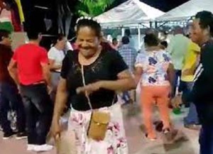 Mujer bailó hasta la muerte en Colombia: sufrió un infarto en plenas fiestas patronales de Santa Bárbara (VIDEO)