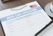 ¿Qué es la “carga pública” y por qué pueden negarle la visa o green card por eso?