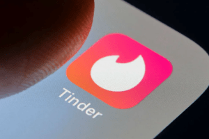 El “emoji” más utilizado en Tinder durante 2023 revolucionó para siempre el flirteo digital