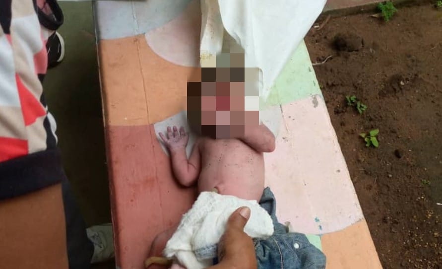 Rescatan a recién nacida abandonada en el patio de una casa en El Furrial (IMÁGENES)