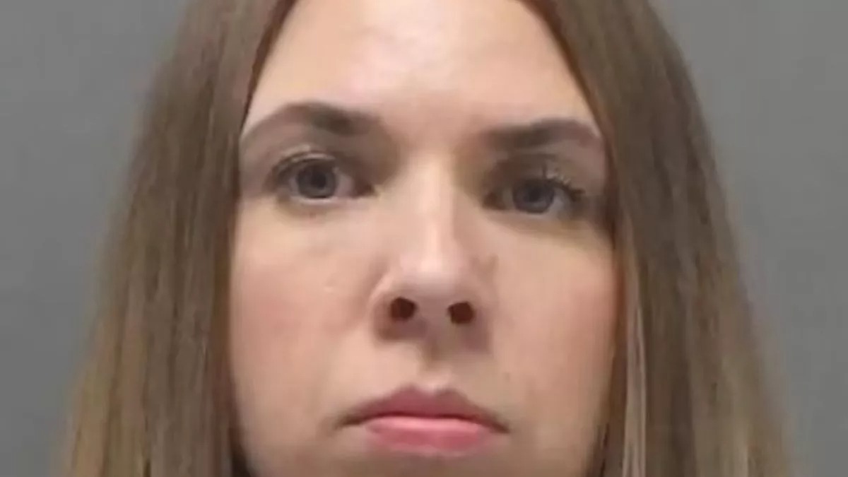 Maestra depravada en Luisiana abusó sexualmente de un joven de 15 años en frente de su bebé