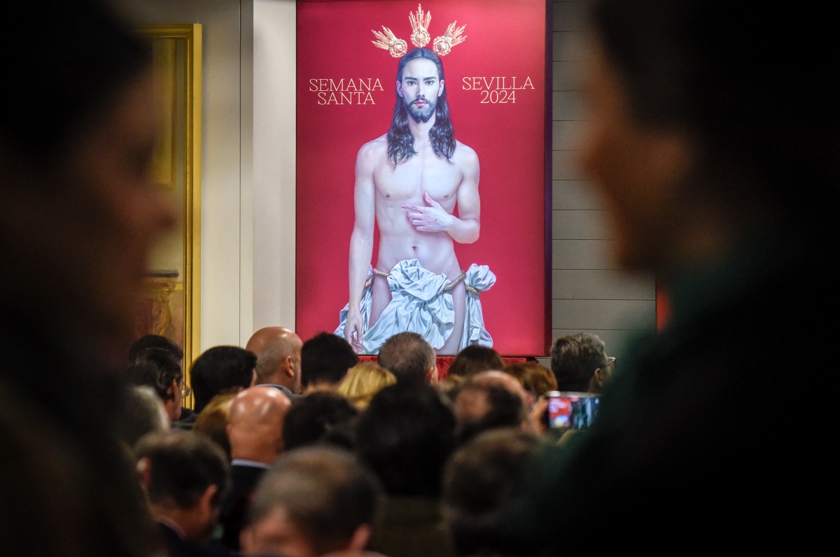 ¿Un Cristo “afeminado”? Conservadores atacan cartel de Semana Santa de Sevilla