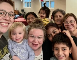 Después de vivir en una tienda de campaña, familia venezolana halló hogar en una iglesia luterana de Chicago
