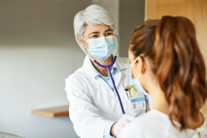 Hospitales en EEUU retoman el uso obligado de mascarillas ante aumento de casos de Covid y gripe