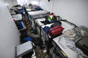 Dormían por turnos: más de 70 inmigrantes fueron descubiertos viviendo en un estrecho sótano de Nueva York