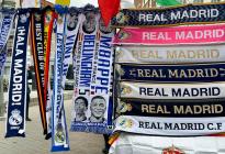 Comerciantes intrépidos ya venden bufandas de Mbappé en los aledaños del Santiago Bernabéu