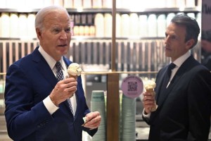 Surrealista: Biden habló sobre el alto al fuego en Gaza mientras se comía un helado (VIDEO)