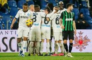 Napoli olvidó brevemente su crisis con goleada al Sassuolo