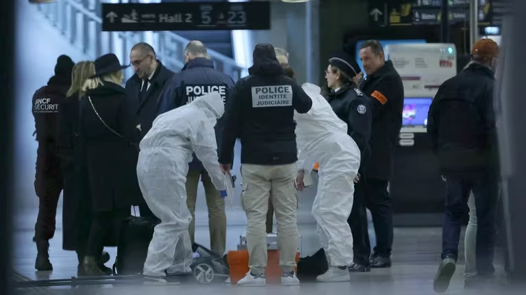 Ataque con cuchillo en una estación de tren de París dejó tres heridos