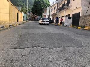 Calle Real de El Rincón en Maiquetía, vuelta “leña” con sin fin de baches y parches (IMÁGENES)