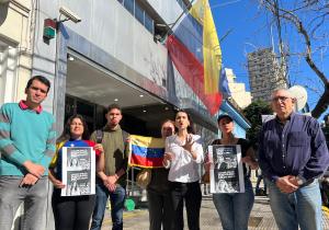 Venezolanos en Argentina denuncian que por quinto día les impiden registrarse para votar en la elección presidencial