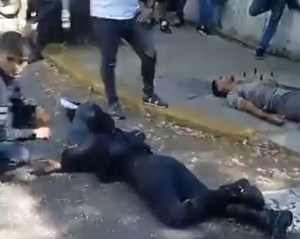 VIDEO: El aparatoso accidente en moto de dos oficiales de la PNB mientras trasladaban a un detenido