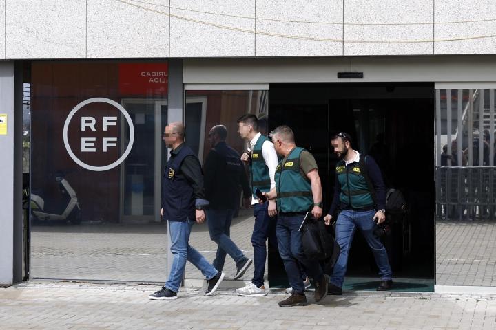 En libertad cinco de los detenidos por el caso de los contratos irregulares de la Federación Española de Fútbol