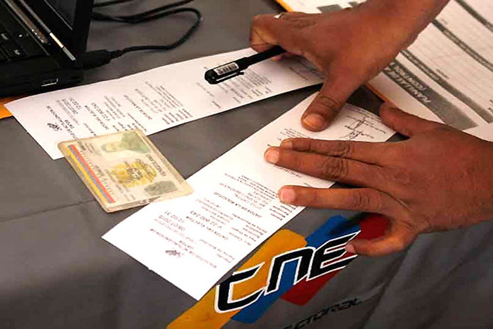 El curioso caso de los electores que tienen mismo nombre, apellido y fecha de nacimiento, pero distintas cédulas en el CNE