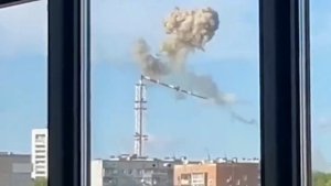 La torre de la televisión de Járkov, en Ucrania, destruida por un bombardeo (Video)