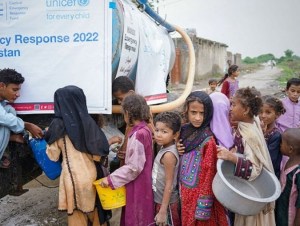 Unicef advierte del riesgo a los niños entre lluvias en Pakistán con al menos 74 muertos