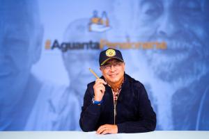 Gustavo Petro volvió a coquetear con extender su mandato en Colombia