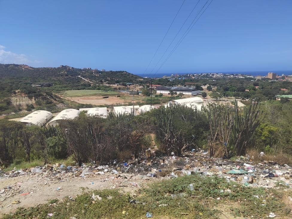 Vecinos de las Colinas del Canes en Catia La Mar denuncian abandono y contaminación ambiental (FOTOS)