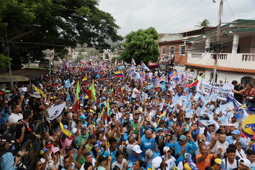 EN IMÁGENES: Venezolanos se concentran en La Victoria para acompañar a Edmundo y María Corina
