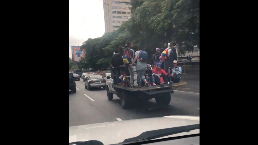 ¿Regresaron las “perreras”?: grabaron peligrosa maniobra de un “transporte” en Caracas (VIDEO)