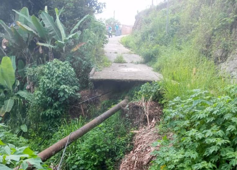 Vecinos de Tirima en Carayaca construyen su propio puente tras 20 años de negligencia chavista